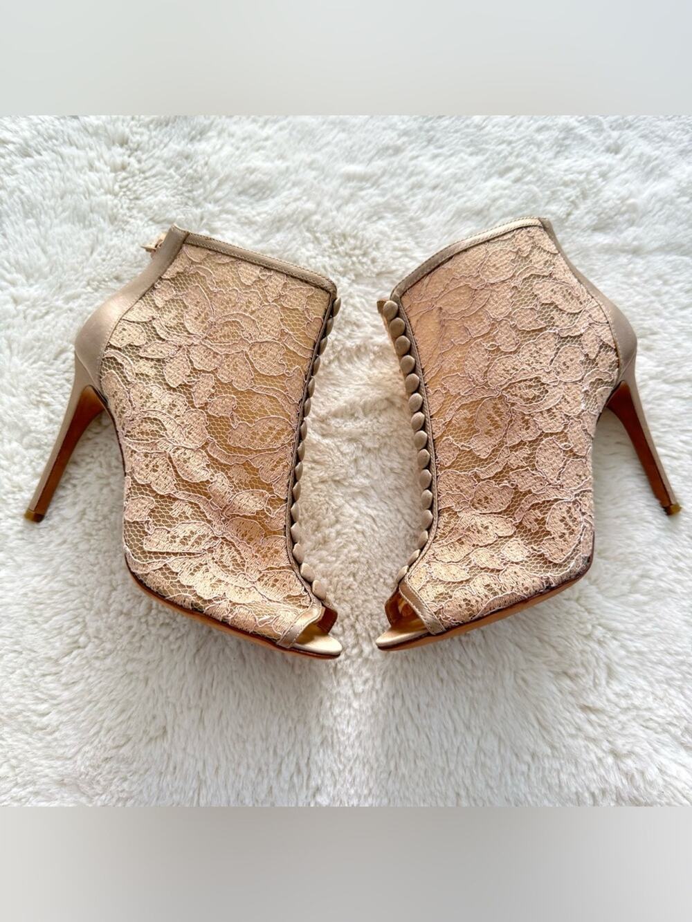 NEW!!! Badgley Mischka women heels with laces size 6 US